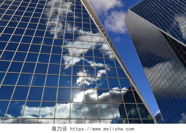 商务金融城市建筑玻璃大厦低角度摄影背景图片